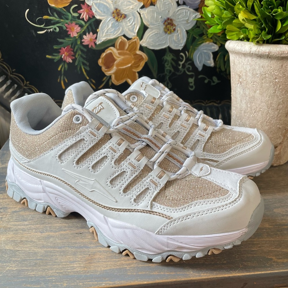 Avia white & gold tennis shoes 9.5 fit 9
